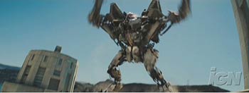  кадр screenshots из кинофильма Трансформеры (Transformers) бегающий трансформер